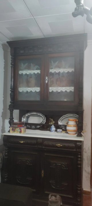 Mueble antiguo de madera con vitrina