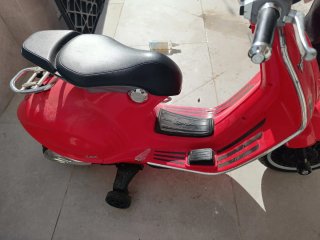 Vespa eléctrica infantil roja