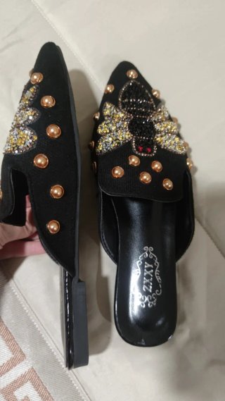 Zapatos planos negros con abejas doradas