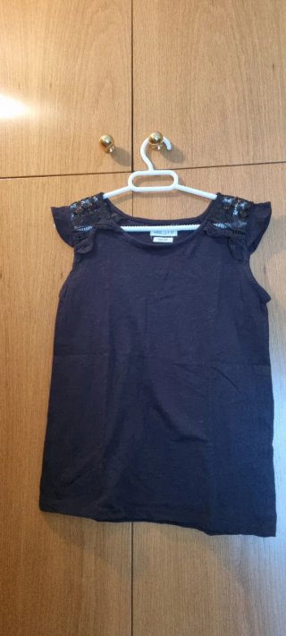 Camiseta negra con encaje