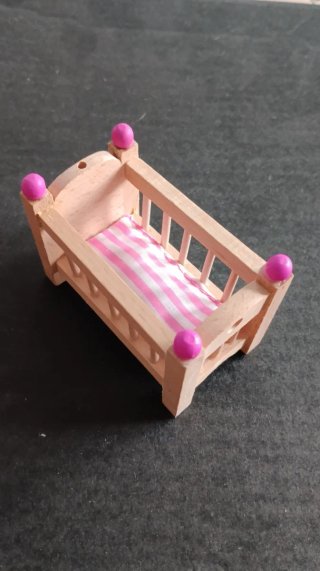 Cuna de madera casa de muñecas