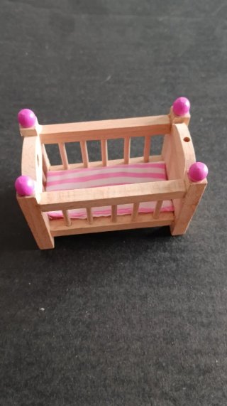 Cuna de madera casa de muñecas