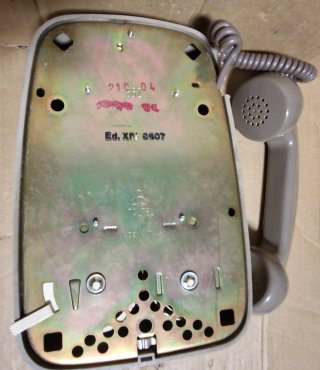 Telefono vintage a disco grigio da muro