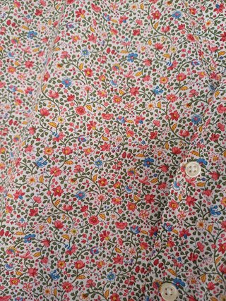 Camisa estampada flores manga larga.