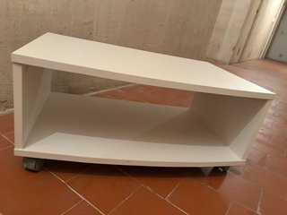 Mueble blanco con ruedas