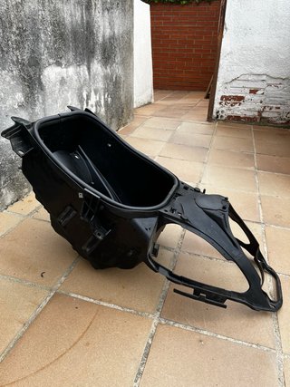 Tapa debajo asiento Tmax 500