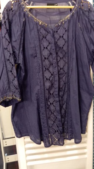 Camisa azul con detalles platas y brillos