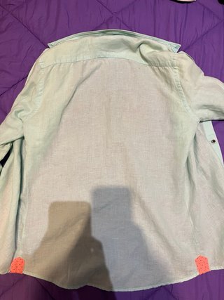 Camisa C&A verde con detalles rosas.