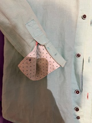 Camisa C&A verde con detalles rosas.