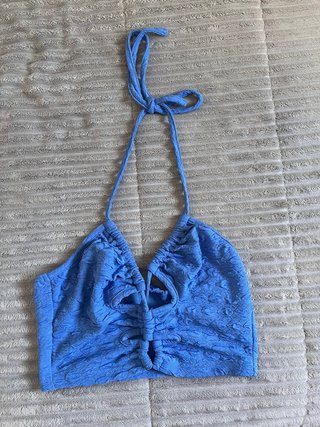 Top azul con escote halter y fruncido