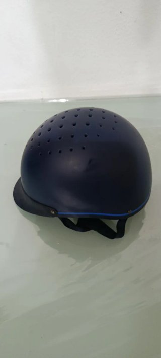 Casco de equitación azul con ventilación