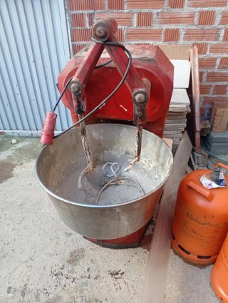 Amasadora industrial roja