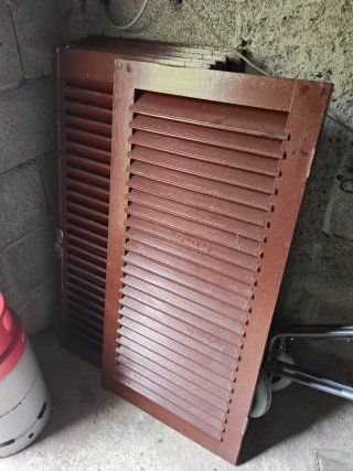 Persianas de madera marrones