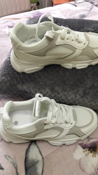 Zapatillas deportivas blancas y grises