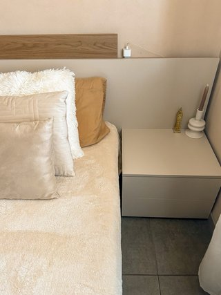 Letto matrimoniale beige e marrone