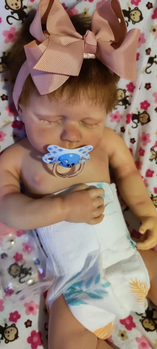 Tierna bebé reborn silicona pelo injertado castaño