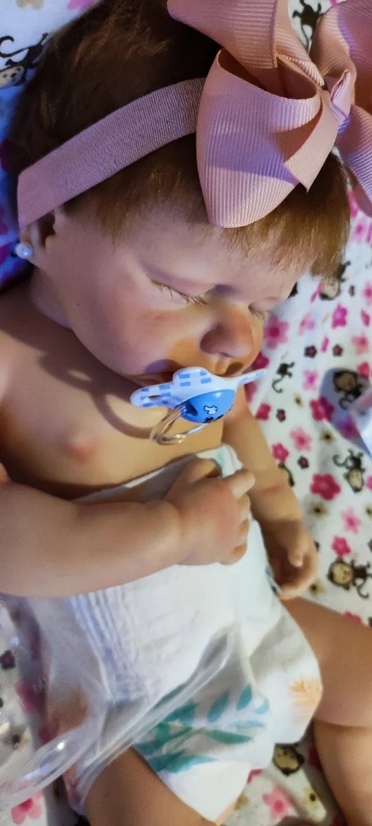 Tierna bebé reborn silicona pelo injertado castaño