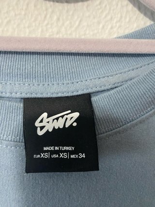Camiseta casual azul cielo.