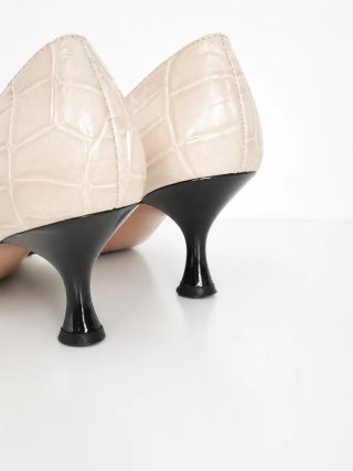 Zapatos de tacón beige efecto piel cocodrilo