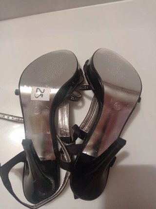 Zapatos de tacón negros con pedrería