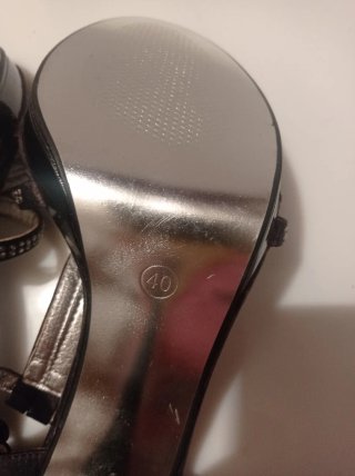 Zapatos de tacón negros con pedrería