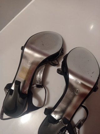 Zapatos de tacón negros con pedrería