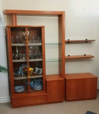 Mueble de salón madera y cristal.