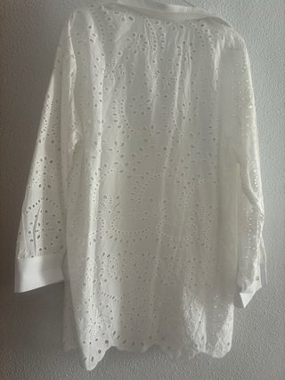 Vestido blanco bordado muy bonito