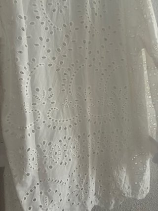 Vestido blanco bordado muy bonito