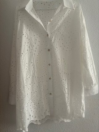 Vestido blanco bordado muy bonito