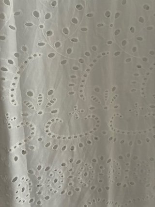 Vestido blanco bordado muy bonito