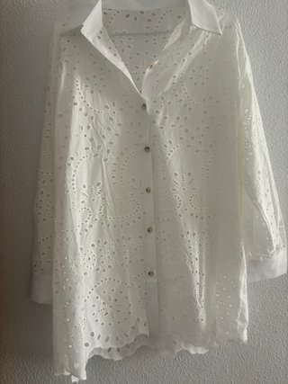 Vestido blanco bordado muy bonito