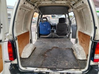 Nissan vanete 2000