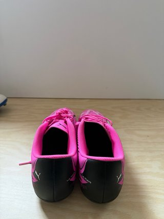 Botas de fútbol Puma rosas y blancas