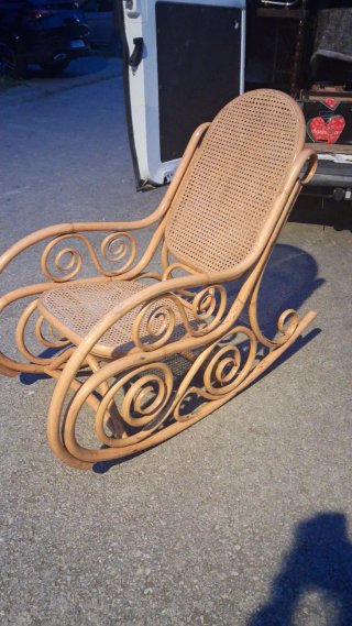 Mecedora de ratán y madera