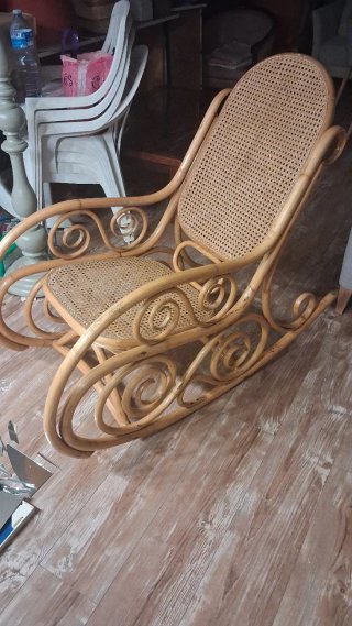 Mecedora de ratán y madera