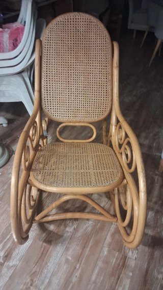 Mecedora de ratán y madera