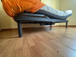 Cama con estructura metálica y colchón