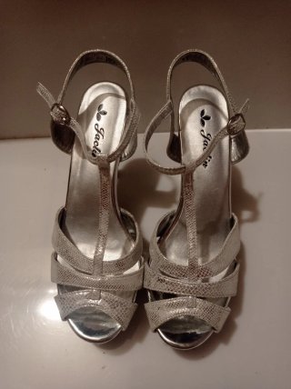 Zapatos de tacón plateados talla 41