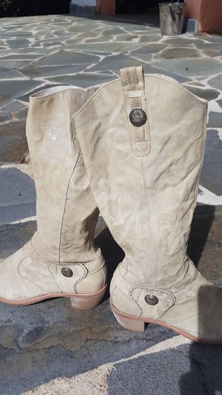 Botas altas de piel color arena
