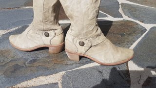 Botas altas de piel color arena