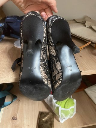 Zapatos de tacón negros con lazo