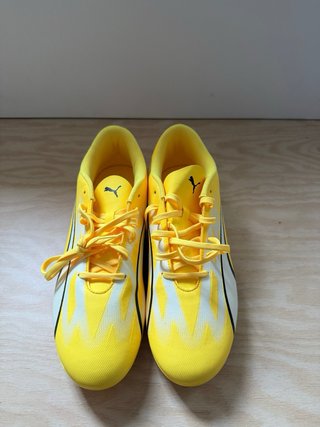Botas de fútbol Puma amarillas y blancas