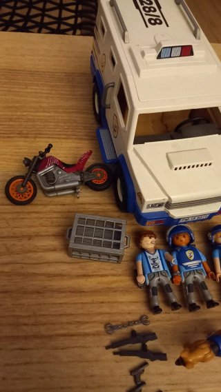 Furgoneta Policía Playmobil con Accesorios