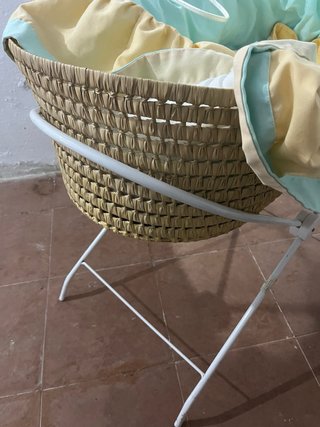 Moisés de mimbre con base y colchón