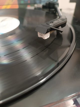 Tocadiscos Aiwa y altavoces Sony