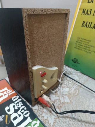 Tocadiscos Aiwa y altavoces Sony