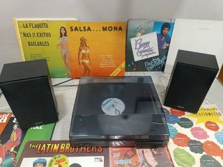 Tocadiscos Aiwa y altavoces Sony