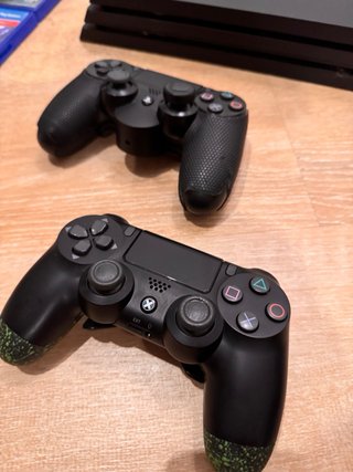 PS4 Pro 1TB + 3 Mando Scuff + 4 Juegos