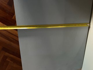 Mueble TV bajo gris con puertas de cristal